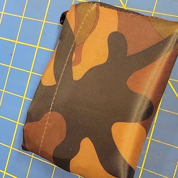 Camouflage 21" Tote Bag Folds into itself - Picture 5 of 5